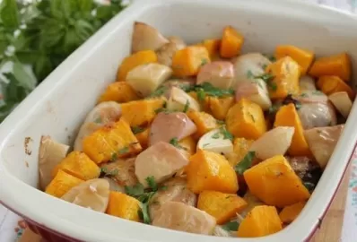 Курица с тыквой и яблоком в духовке