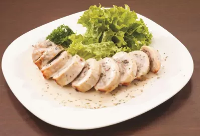 Фаршированная куриная грудка с сыром тофу и стручковой фасолью