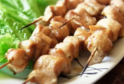 Курица в йогуртовом маринаде на шпажках