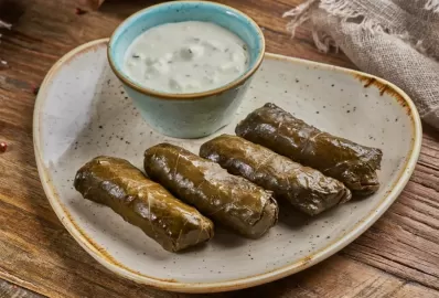 Долма с соусом из натурального йогурта