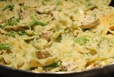 Запеченные фарфалле с брокколи в тыквенном соусе