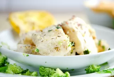 Рыбка под овощами