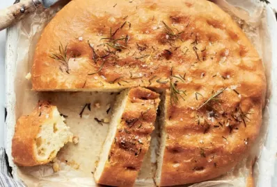 Медовая фокачча с розмарином