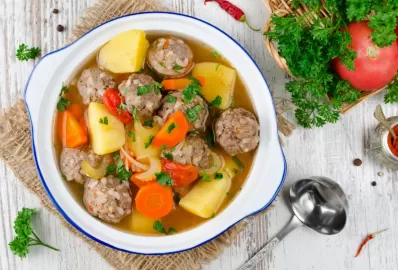 Сочные говяжьи фрикадельки с булгуром и овощами