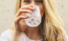 Влияние воды на работу печени: норма потребления и польза минералки