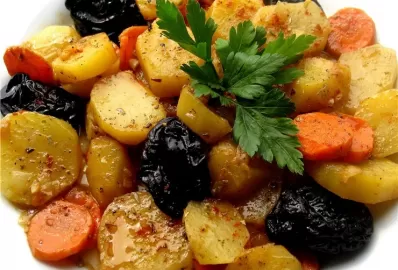 Картофель с черносливом в горшочке