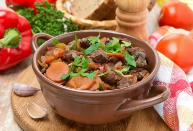 Нежная говядина, тушеная с овощами и изюмом