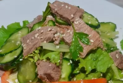 Салат с отварной говядиной и огурцом