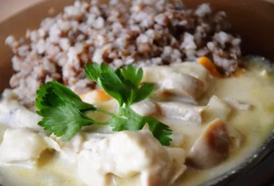 Гречка с куриной грудкой в молочном соусе