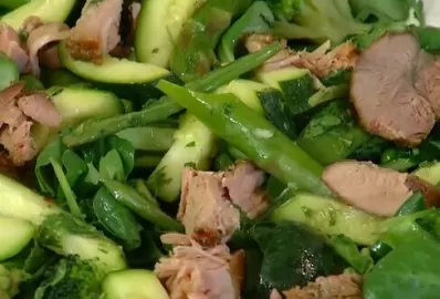 Зелёный салат с индейкой и очень вкусной заправкой