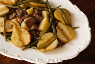 Тушеная говядина с грушами