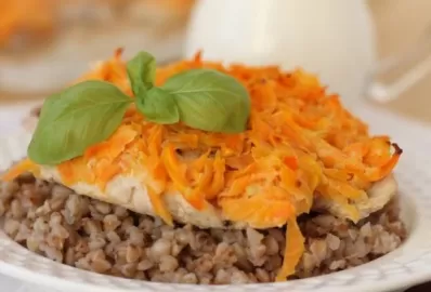 Отбивные из индейки с морковью в духовке