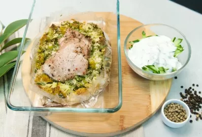 Индейка с кускусом, брокколи и огурцом в йогуртовом соусе