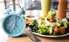 Ночное переедание связано со сбоем в работе «внутренних часов» печени и мозга