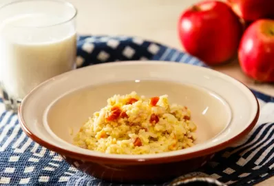 Рисовые хлопья с корицей, фруктами и мёдом