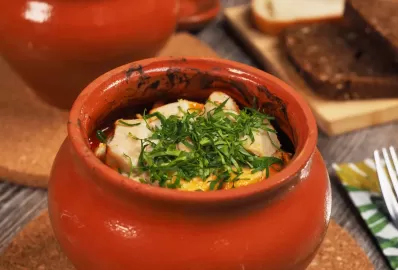 Мясо с сезонными овощами в горшочках