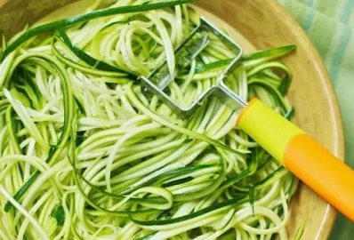 «Спагетти» из кабачков под соусом из авокадо