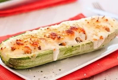 Кабачковые лодочки с курицей и яблоком