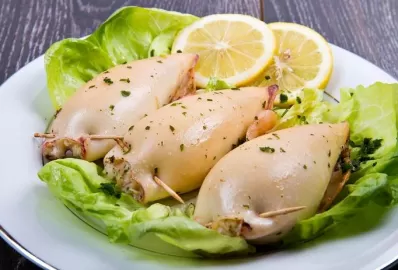 Кальмары с творожной начинкой и запечёнными цукини