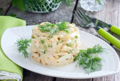 Слоёный салат с кальмарами