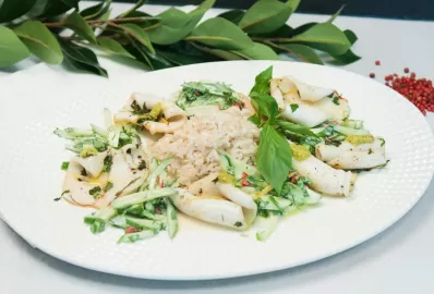 Кальмары с рисом и огурцом в йогуртовой заправке