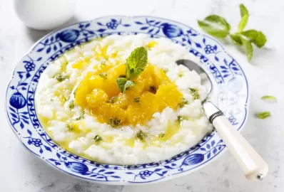 Рисовая каша на кокосовом молоке с запеченным персиком