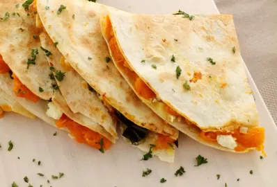 Кесадилья с курицей, тыквой и тофу