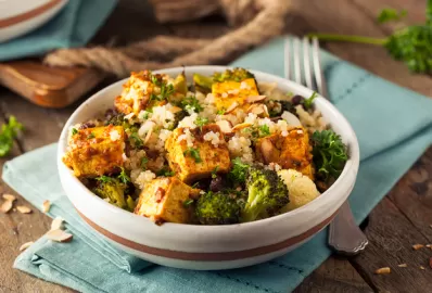 Киноа с тофу и брокколи