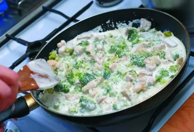 Курица с брокколи в лёгком сливочном соусе