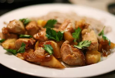 Куриная грудка с яблоком