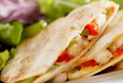 Лепёшки с курицей, овощами и натуральным йогуртом