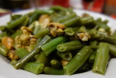 Соте из белой рыбы, мидий и овощей