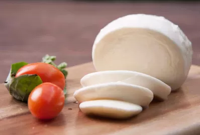 Дoмашняя нежирная моцаpелла