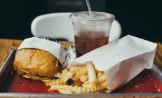 Ультрапереработанные продукты почти на 40% повышают риск тяжелого заболевания печени у детей