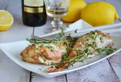 Морской окунь в сметанном соусе