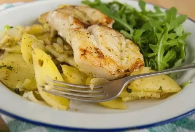 Нежный ароматный морской окунь с овощами