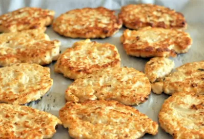 Куриные оладьи с морковкой и зеленью