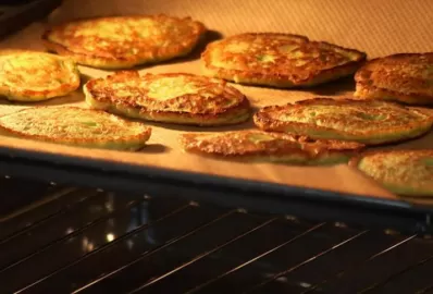 Яблочные оладьи