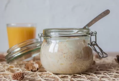 Ленивая овсянка с персиком в банке