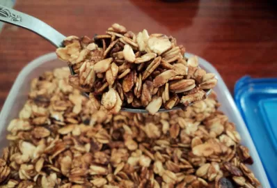 Хрустящая овсянка с йогуртом и фруктами