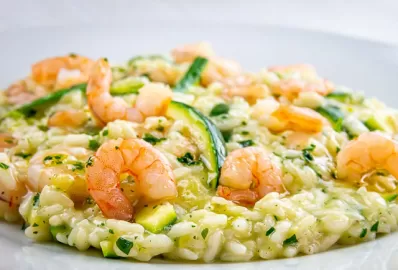 Паэлья с креветками, кабачками и морской капустой