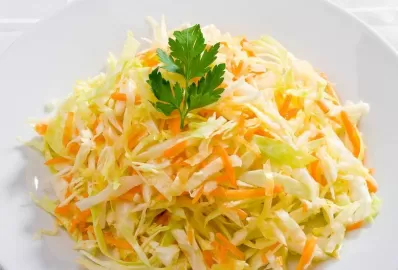 Свежий салат с пекинской капустой, яблоком и морковью