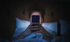 Учёные: Синий свет смартфонов и телевизоров перегружает печень