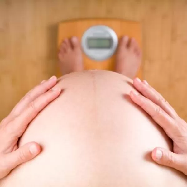 Беременная женщина с ожирением подвергает своего ребёнка повышенному риску жировой болезни печени