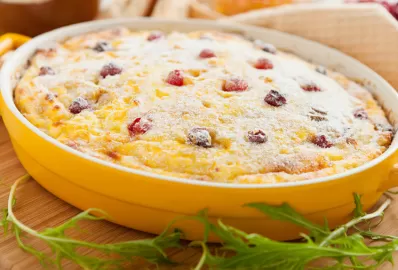 Перловый пудинг с изюмом и яблоками