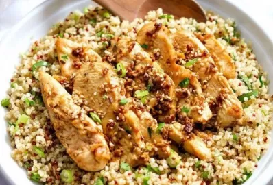 Салат с курицей, киноа и авокадо