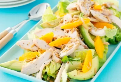 Салат с индейкой, папайей и авокадо