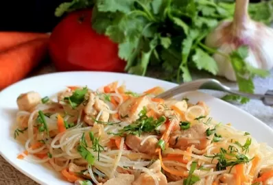 Рисовая лапша с курицей и морковью