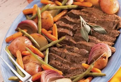 Сочный ростбиф с запеченными овощами