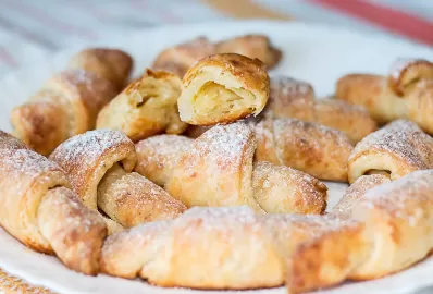 Творожные рогалики с яблочной начинкой